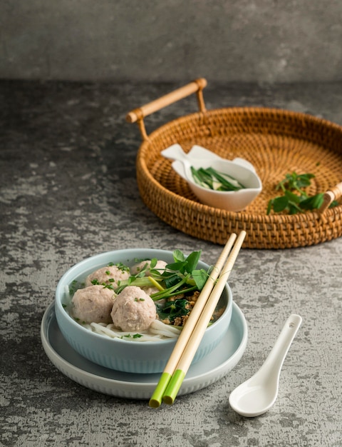 Gratis foto heerlijk bakso-komarrangement met hoge hoek