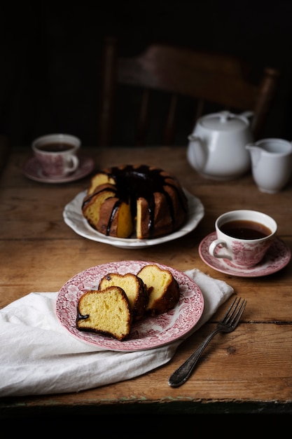 Gratis foto heerlijk chocoladedessert met hoge hoek