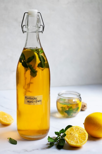 Heerlijk citroen kombucha flessenstilleven