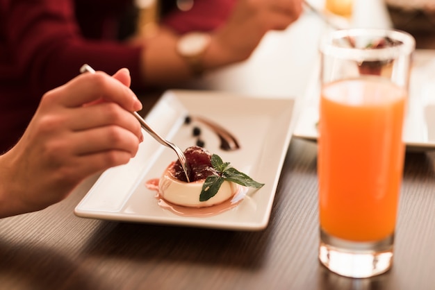 Heerlijk dessert in een restaurant