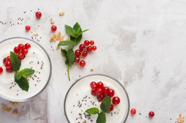 Heerlijk dessert met fruit en yoghurtexemplaarruimte