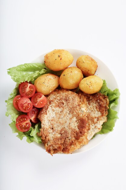 Heerlijk diner met steaks, gekookte aardappelen en salade