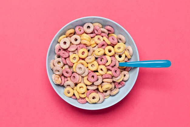 Heerlijk en voedzaam fruit granen loops bovenaanzicht