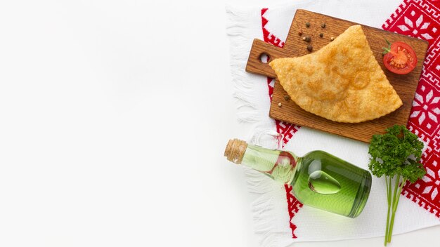Heerlijk eten op een houten bord bovenaanzicht