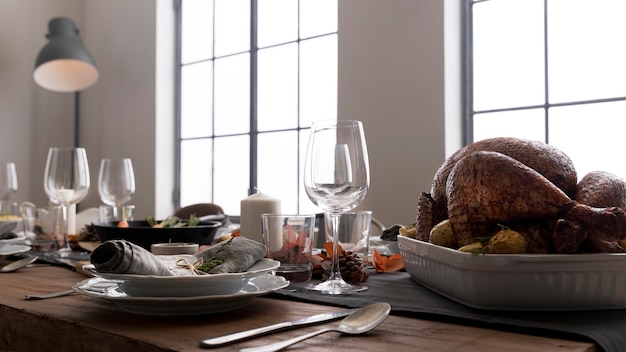 Heerlijk eten op tafel voor thanksgiving day-evenement