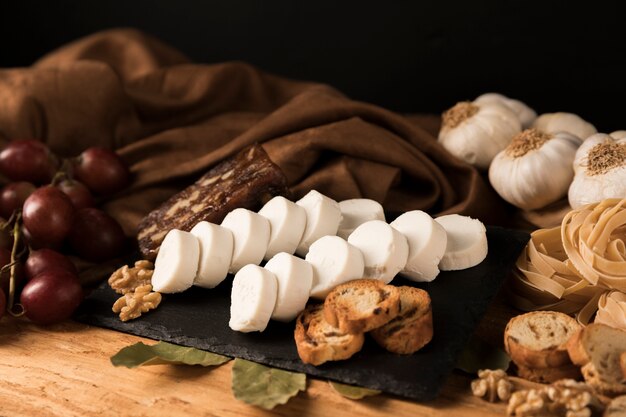 Heerlijk eten op zwarte leisteen