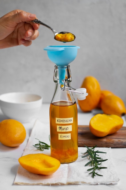 Heerlijk flesstilleven met mango kombucha