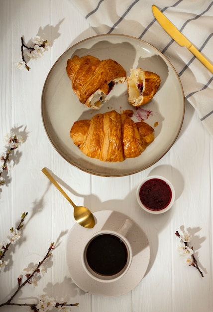 Gratis foto heerlijk frans ontbijt met croissant