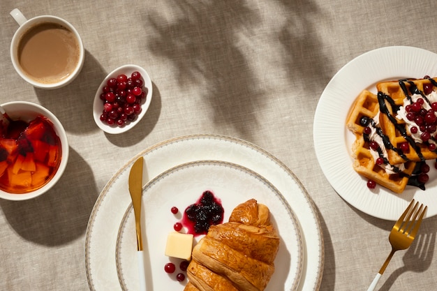 Gratis foto heerlijk frans ontbijt met croissant