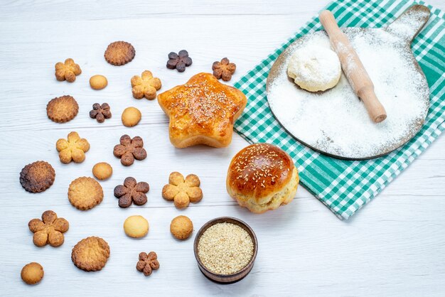 heerlijk gebakje met koekjes en rauw deeg op licht bureau, koekjescake koekjes zoete suiker