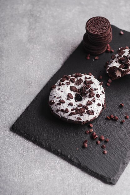 Gratis foto heerlijk geglazuurde donuts op stenen plaat