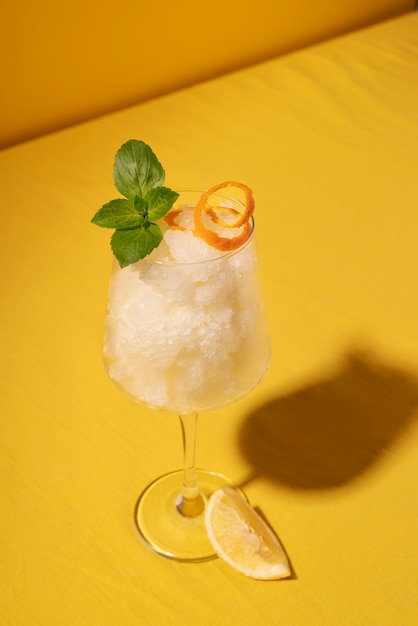 Gratis foto heerlijk granita-dessert met mint hoge hoek