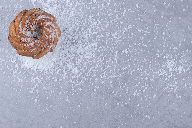 Heerlijk koekje op een stapel vanillepoeder op marmeren oppervlak