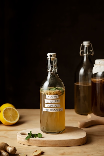 Gratis foto heerlijk mint kombucha flesjes arrangement