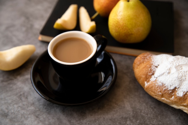 Gratis foto heerlijk ontbijt met koffie en gebak