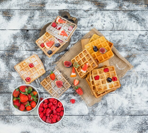 Heerlijk ontbijt met wafels en fruit