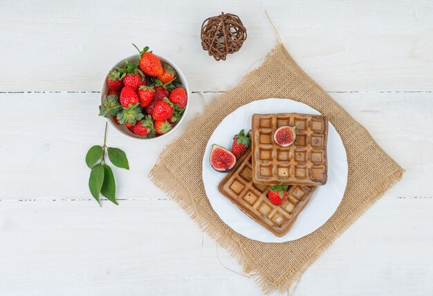 Heerlijk ontbijt met wafels en fruit