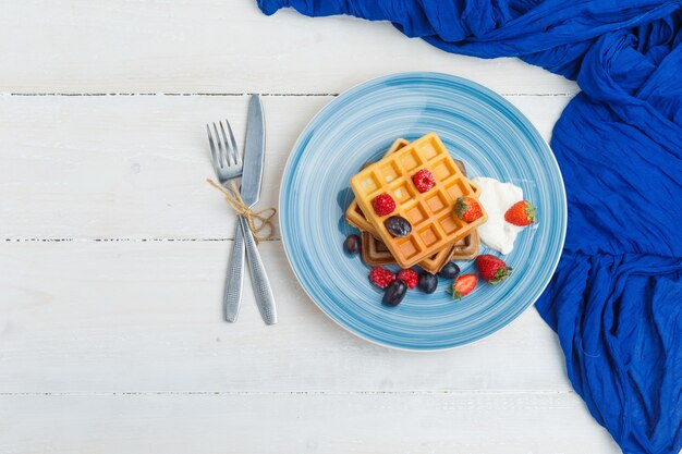 Heerlijk ontbijt met wafels en fruit