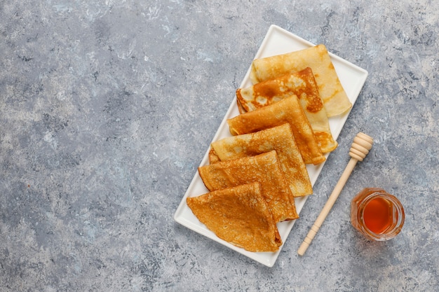 Heerlijk ontbijt. Orthodoxe vakantie Maslenitsa. Pannenkoeken met cumquats en honet, bovenaanzicht