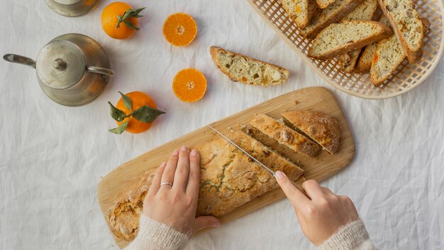 Heerlijk oranje broodje op tafel