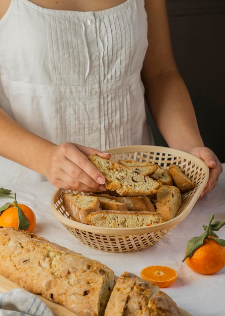 Gratis foto heerlijk oranje broodje op tafel