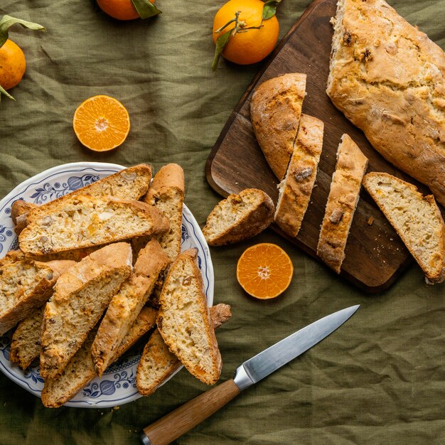 Heerlijk oranje broodje op tafel