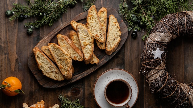 Gratis foto heerlijk oranje broodje op tafel