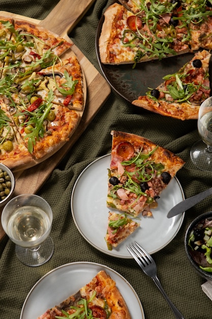 Heerlijk pizza-assortiment onder hoge hoek