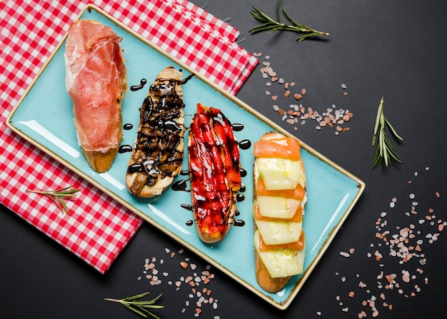 Gratis foto heerlijk plat plat bruschetta assortiment