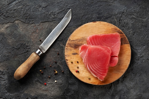 Heerlijk recept voor witte tonijn. Stille natuur van bovenaf.