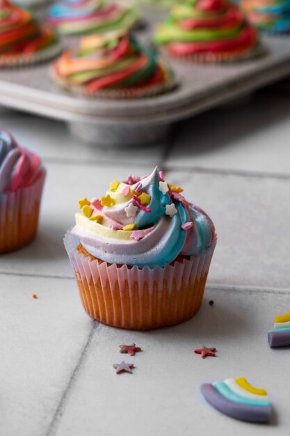 Gratis foto heerlijk regenboog cupcake stilleven