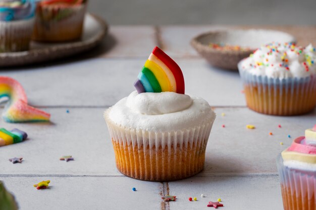 Gratis foto heerlijk regenboog cupcake stilleven