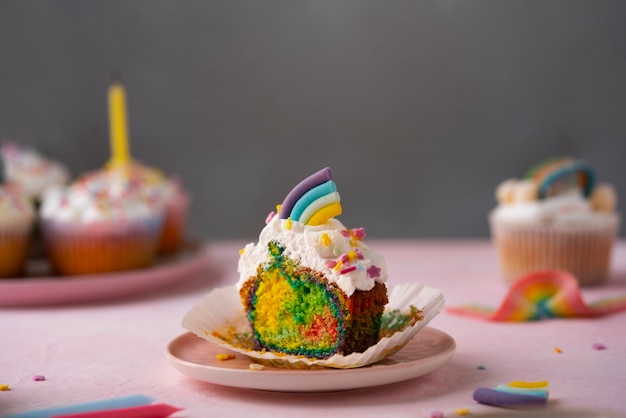 Gratis foto heerlijk regenboog cupcake stilleven