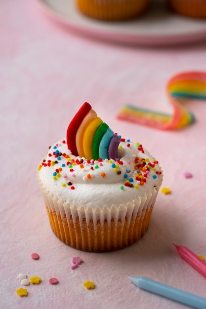 Gratis foto heerlijk regenboog cupcake stilleven