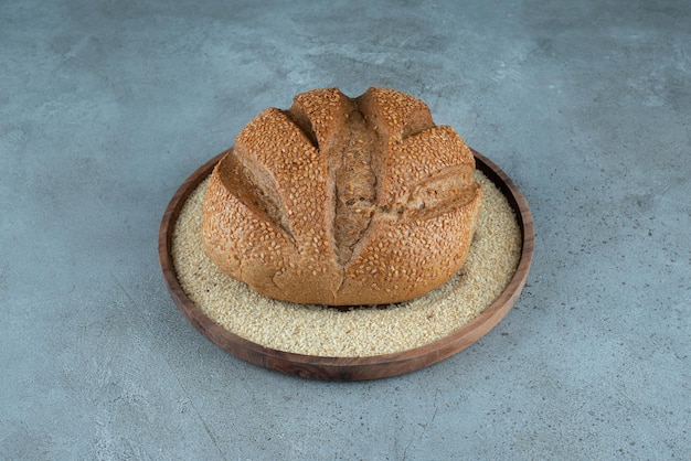 Heerlijk roggebroodje op houten plaat.