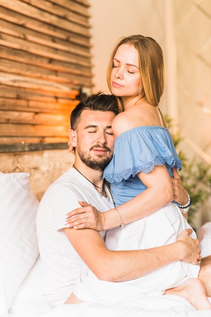 Heerlijk romantisch stel op bed