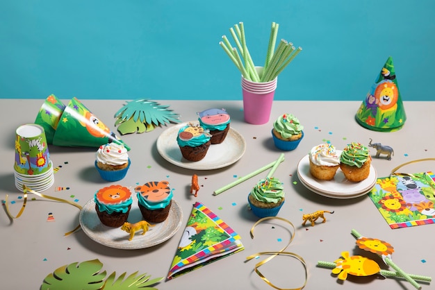 Gratis foto heerlijk safari party cupcakes arrangement