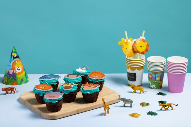 Gratis foto heerlijk safari party cupcakes arrangement