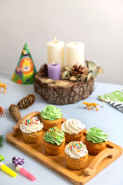 Gratis foto heerlijk safari party cupcakes arrangement