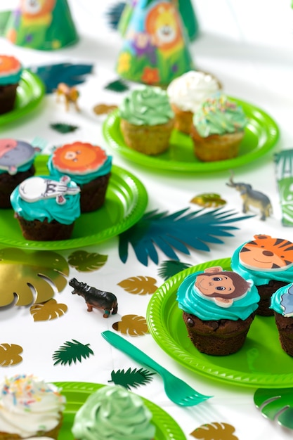 Gratis foto heerlijk safari party cupcakes arrangement