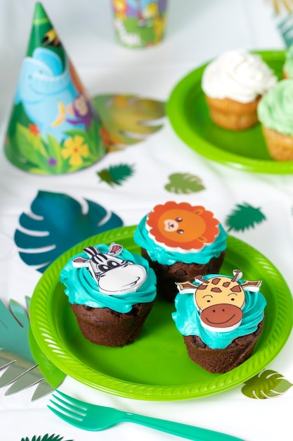 Gratis foto heerlijk safari party cupcakes arrangement