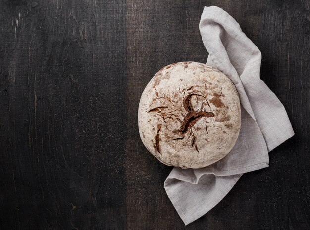 Heerlijk smaakvol brood bovenaanzicht en doek