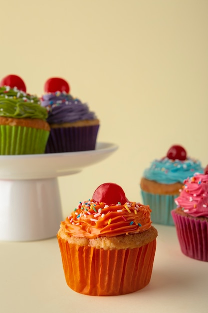 Heerlijk stilleven van regenboogcupcakes