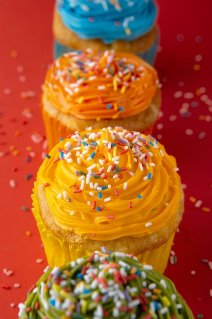 Heerlijk stilleven van regenboogcupcakes