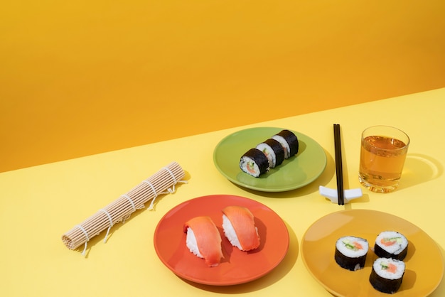 Heerlijk sushi-arrangement onder hoge hoek