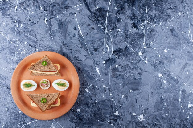 Heerlijk toostbrood met kaas en eieren op ceramische plaat.