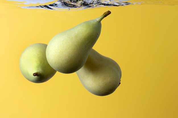 Gratis foto heerlijk vers fruit op water