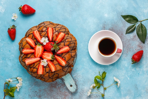 Heerlijke aardbeien chocoladetaart met verse aardbeien, bovenaanzicht