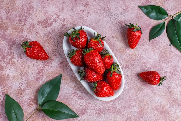 Heerlijke aardbeientaart roll met verse aardbeien, bovenaanzicht