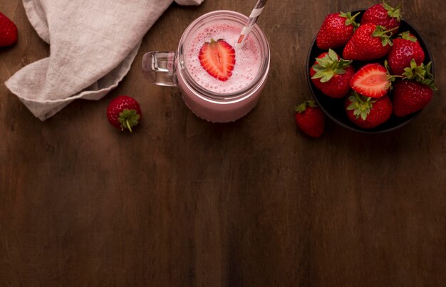 Heerlijke aardbeimilkshake met stro en exemplaarruimte